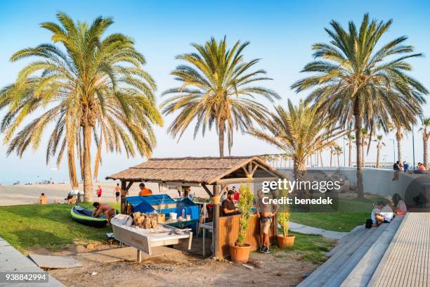 utekök i en chiringuito vid stranden malagueta i málaga andalusien spanien - malaga beach bildbanksfoton och bilder