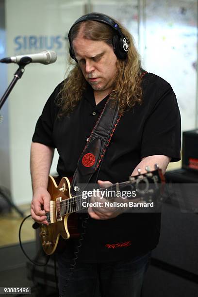 Warren Haynes of Gov't Mule performs at SIRIUS XM Studio on December 3, 2009 in New York City.