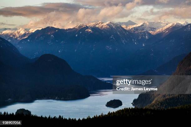 coast mountains outside vancouver, bc - british columbia coast mountains stockfoto's en -beelden
