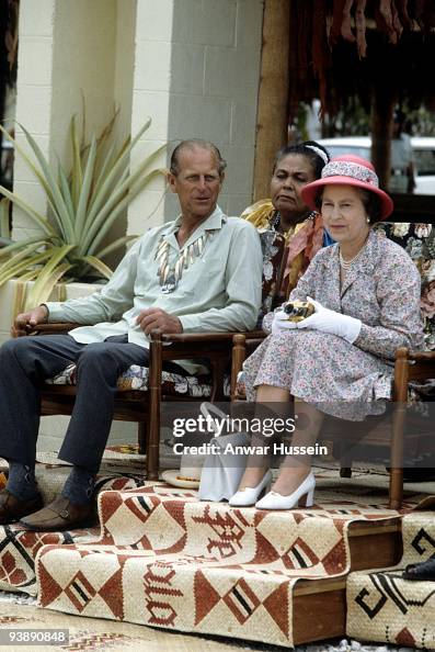 Queen Elizabeth ll, holding her gold Rollei camera, and Prince... News ...