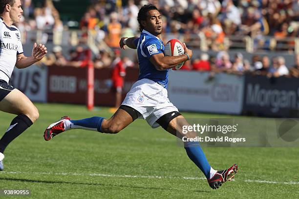 Loio Lui of Samoa races away to score against Zimbabwe during the IRB Sevens tournament at the Dubai Sevens Stadium on December 4, 2009 in Dubai,...