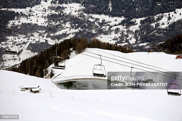 Lancement de la saison de ski dans un optimisme modéré" - Photo prise le 03 décembre 2009 à La Plagne, d'un lac artificiel utilisé pour le...