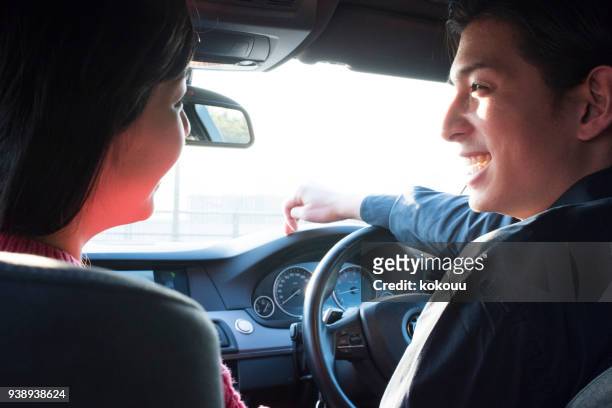 un paio che parla mentre guida. - the japanese wife foto e immagini stock