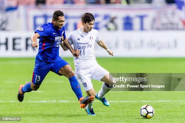 Im Sang-Hyeob of Suwon Samsung Bluewings fights for the ball with Fredy Guarin of Shanghai Shenhua FC during the AFC Champions League 2018 Group H...