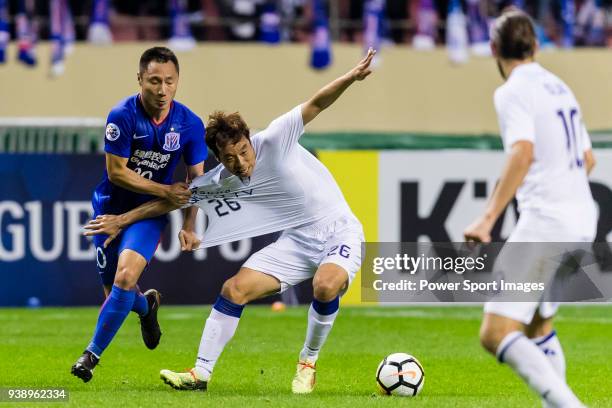 Yeom Ki-Hun of Suwon Samsung Bluewings fights for the ball with Wang Yun of Shanghai Shenhua FC during the AFC Champions League 2018 Group H match...