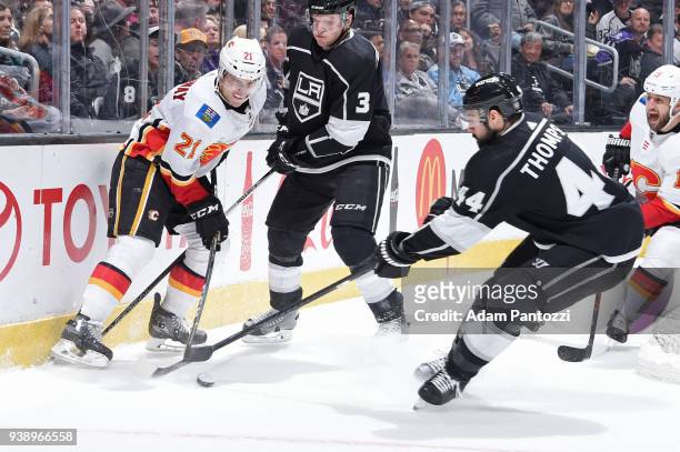 Garnet Hathaway of the Calgary Flames battles for the puck against Nate Thompson of the Los Angeles Kings at STAPLES Center on March 26, 2018 in Los...