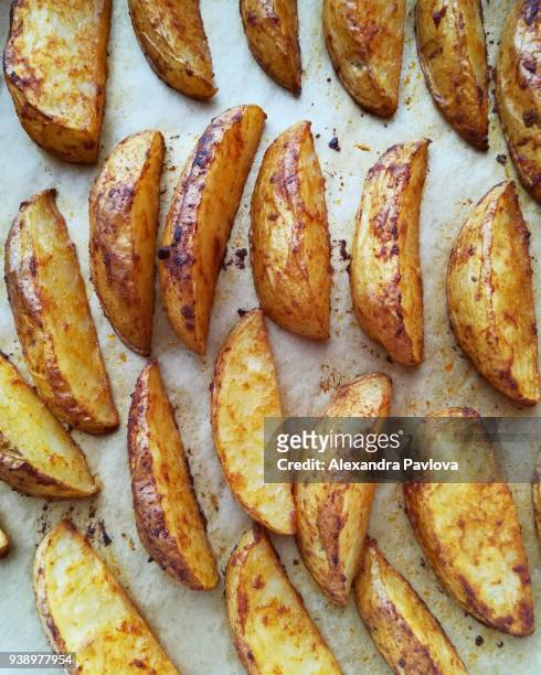 healthy baked potato wedges - alexandra pavlova foto e immagini stock
