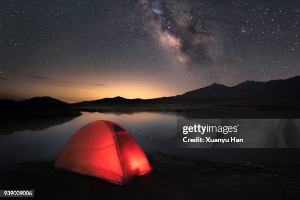 tent under the stars on the lake - ドームテント ストックフォトと画像