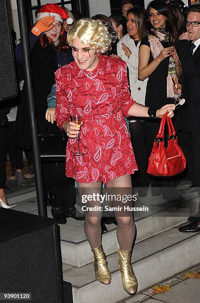 Noel Fielding of The Mighty Boosh performs before turning on the Christmas Lights at the Stella McCartney store on November 23, 2009 in London,...