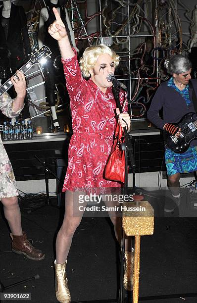 Noel Fielding of The Mighty Boosh performs before turning on the Christmas Lights at the Stella McCartney store on November 23, 2009 in London,...