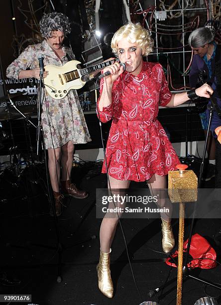 Noel Fielding of The Mighty Boosh performs before turning on the Christmas Lights at the Stella McCartney store on November 23, 2009 in London,...