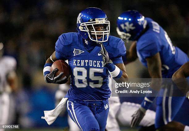 Gene McCaskill of the Kentucky Wildcats runs with the ball during the SEC game against the Mississippi State Bulldogs at Commonwealth Stadium on...