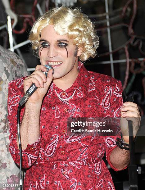 Noel Fielding of The Mighty Boosh performs before turning on the Christmas Lights at the Stella McCartney store on November 23, 2009 in London,...