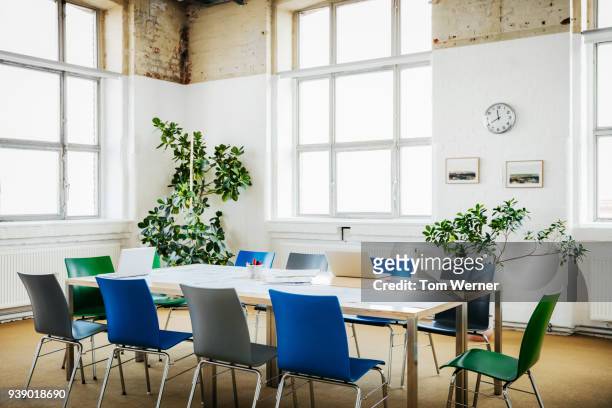 empty boardroom in contemporary office - konferenzraum stock-fotos und bilder