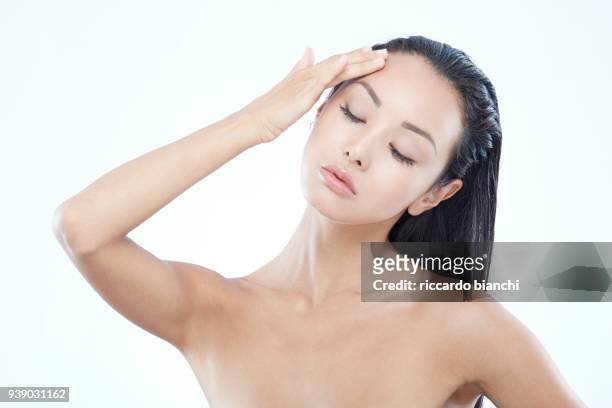young asian brunette girl with natural look and long wet straight hair - skin diamond stockfoto's en -beelden