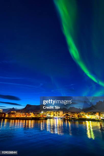 nordlicht in svolvaer auf den lofoten in nord-norwegen - aurora borealis lofoten stock-fotos und bilder