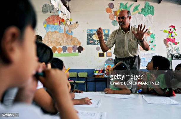 Spanish priest Patricio Larrosa, founder of the Collaboration and Effort Association teaches to count with the fingers of the hands to a group of...
