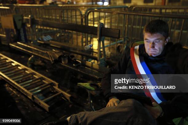 Stéphane Gatignon, le maire EELV de Sevran, regarde une tablette numérique, le 10 novembre 2012, alors qu'il a entamé une grève de la faim devant...