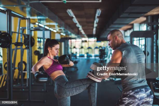 vrouw kickboxing training met haar coach - woman gym boxing stockfoto's en -beelden