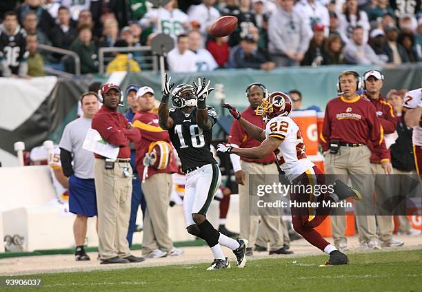 Wide receiver Jeremy Maclin of the Philadelphia Eagles catches a pass as cornerback Carlos Rogers of the Washington Redskins defends during a game on...