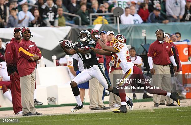 Wide receiver Jeremy Maclin of the Philadelphia Eagles catches a pass as cornerback Carlos Rogers of the Washington Redskins defends during a game on...