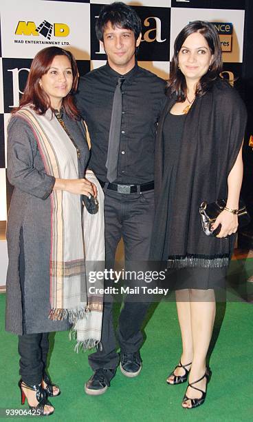 Sharman Joshi with his sister Mansi Joshi Roy and his wife at the premiere of the film �Paa� in Mumbai on Thursday, December 3, 2009.