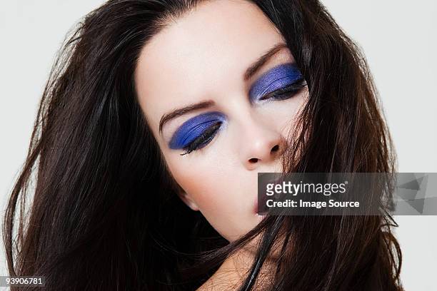 jovem mulher com sombra roxa - purple eyeshadow imagens e fotografias de stock