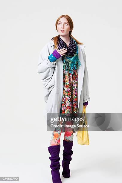 mujer joven en guantes con diseño de arco iris - fashion model bag fotografías e imágenes de stock