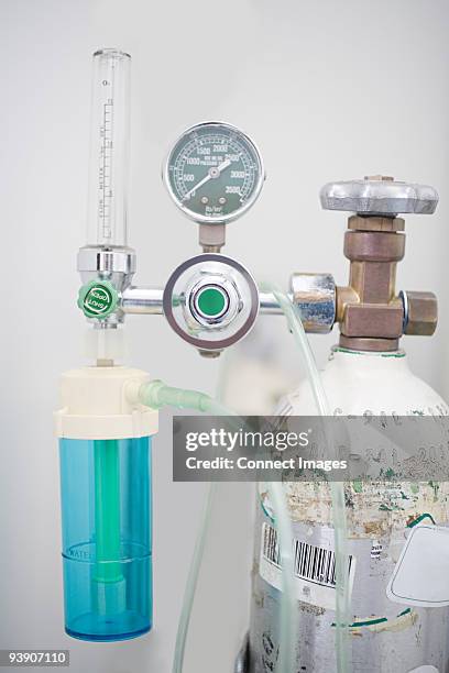 oxygen tank and pressure gauge - breathing device stock pictures, royalty-free photos & images