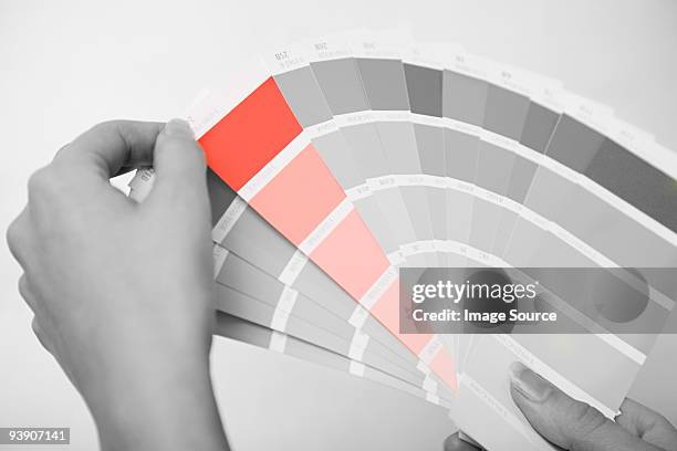 カラー見本を持つ人 - サンプル ストックフォトと画像