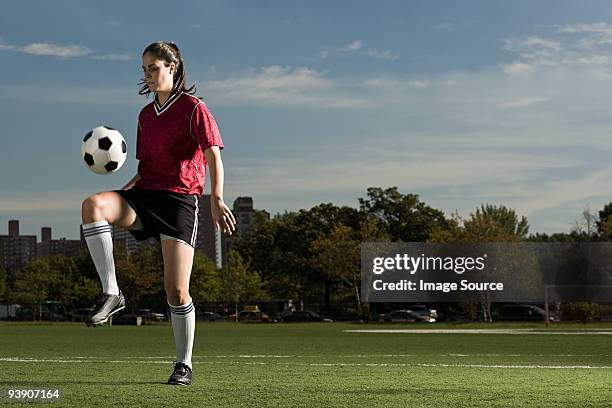 woman playing keepy uppy - woman juggling stock pictures, royalty-free photos & images