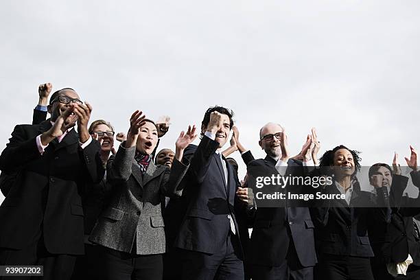 geschäftsleute applaudieren - business people cheering stock-fotos und bilder