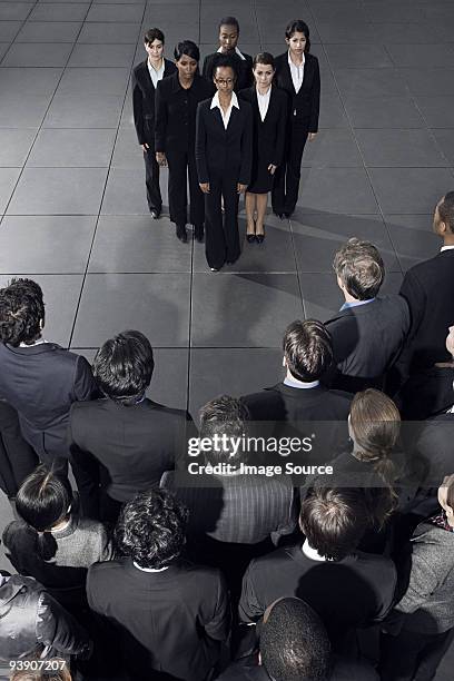 grupo de empresários a olhar para outro businesswomen - exclusion imagens e fotografias de stock