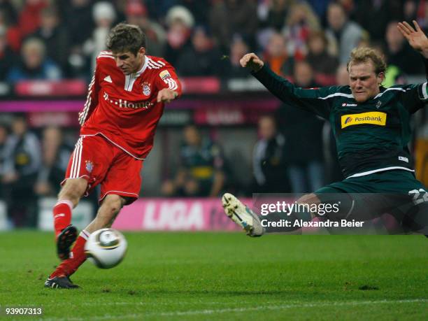 Thomas Mueller of Bayern Muenchen fights for the ball with Tobias Levels of Borussia M'gladbach during the Bundesliga match between FC Bayern...