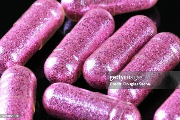 close up of a ghb drug pills - amphetamine photos et images de collection