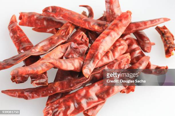 close-up of dried thai birds eye chili peppers (capsicum annuum) - bolet poivré photos et images de collection