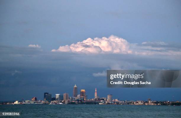 cleveland skyline from lake erie - cleveland ohio flats stock pictures, royalty-free photos & images