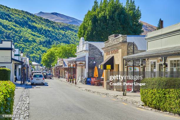 shops at arrowtown,otago, new zealand - arrowtown stockfoto's en -beelden