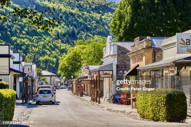 shops at arrowtown,otago, new zealand - arrowtown foto e immagini stock