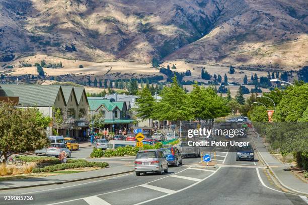 street view of the town of wanaka, otago, new zealand - lake wanaka stock pictures, royalty-free photos & images