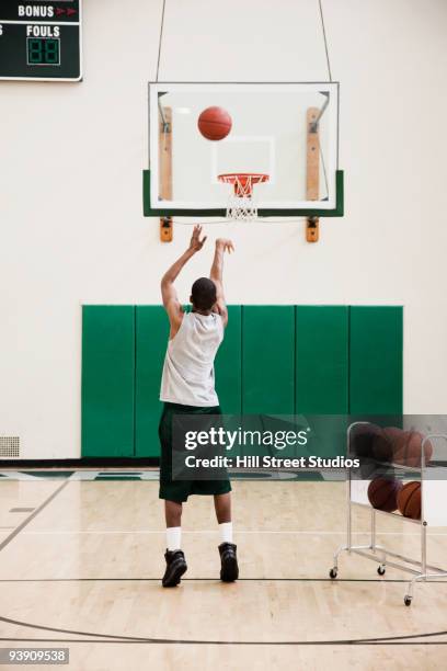 african basketball player practicing free throws in gym - tiro libre encestar fotografías e imágenes de stock