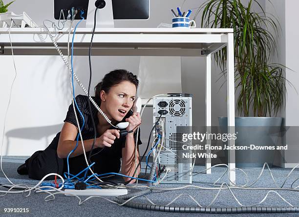 a female calling i.t support - computer cable foto e immagini stock