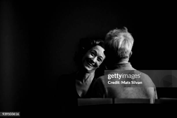 two people speaking - low key imagens e fotografias de stock