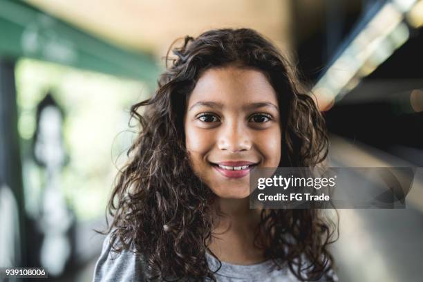 porträt von süßen mädchen - child portrait stock-fotos und bilder