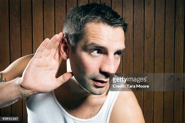 man listening - tendre l'oreille photos et images de collection