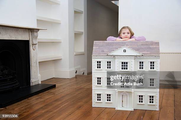 a girl resting on her dollhouse. - dollhouse 個照片及圖片檔