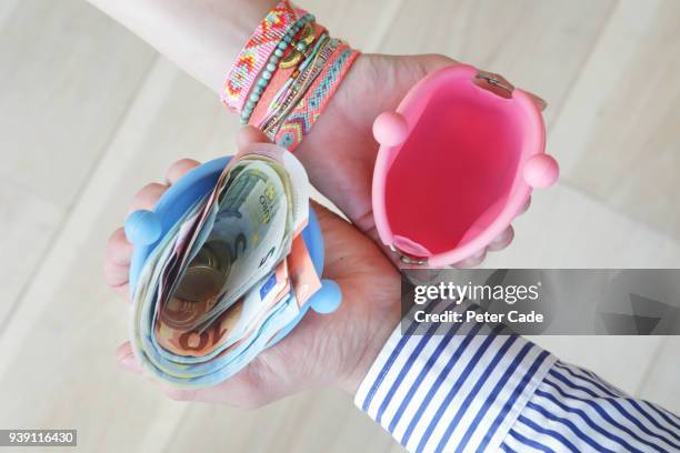 money in mans wallet, empty womans wallet - ongerechtigheid stockfoto's en -beelden