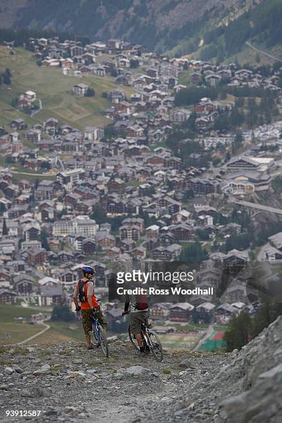 mountain bikers resting in the alps - ross woodhall stock pictures, royalty-free photos & images