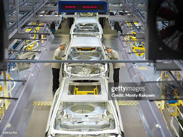 car plant production line from above - chassis stockfoto's en -beelden