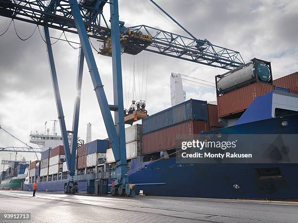 People Loading Ships 28,323 Container Ship Loading Stock Photos, High-Res Pictures, and ...